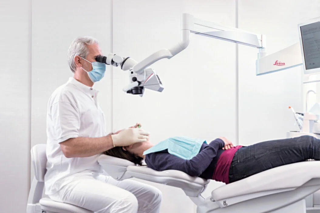 اعادة علاج العصب على ميكرسكوب 